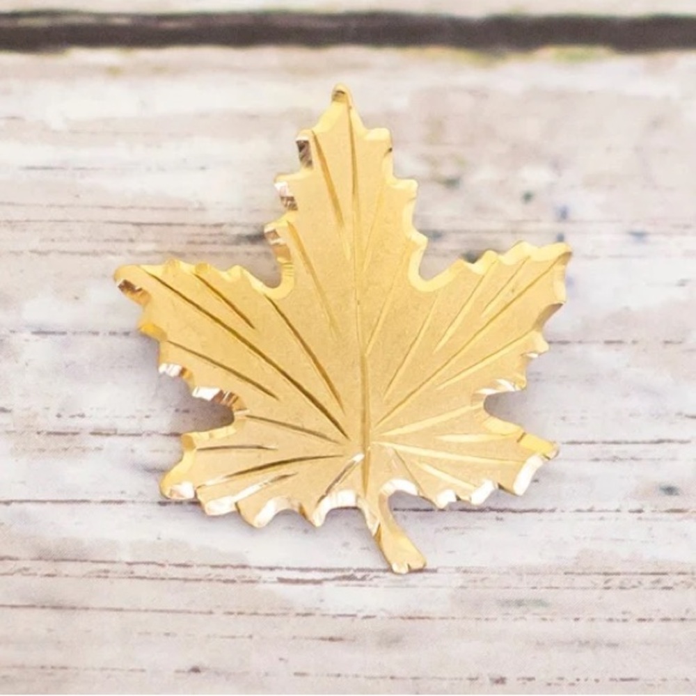 🍁Bond Boyd Etched Maple Leaf Broach